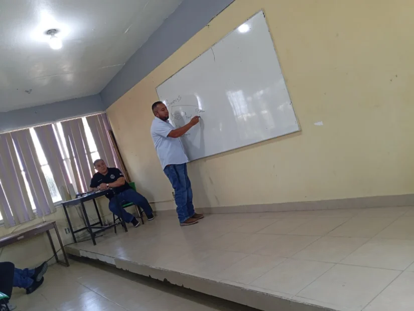 Diálogo con docentes de la Secundaria No. 44